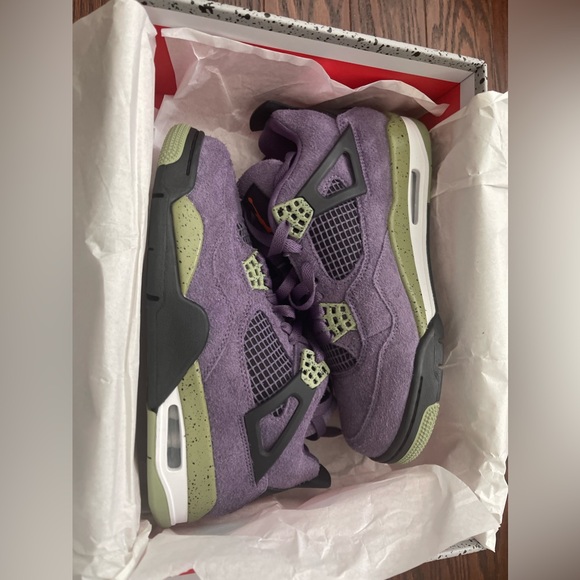 BRAND NEW - WMNS AIR JORDAN 4 RETRO CANYON PURPLE Size 9W/6.5UK - READY TO SHIP - Picture 5 of 5
